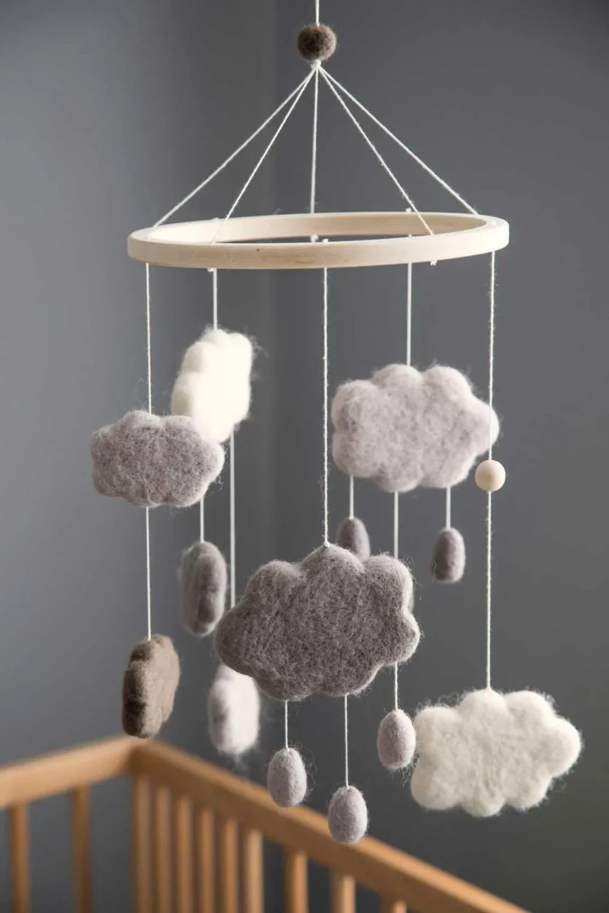 Baby Mobile mit Filzwolken und Regentropfen in Grau - Image 3