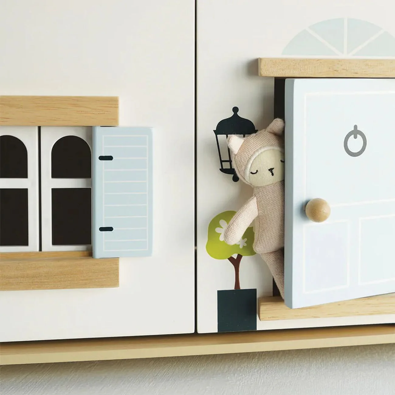 Elegantes Holz-Puppenhaus mit drei Etagen und modernem Design - Image 4