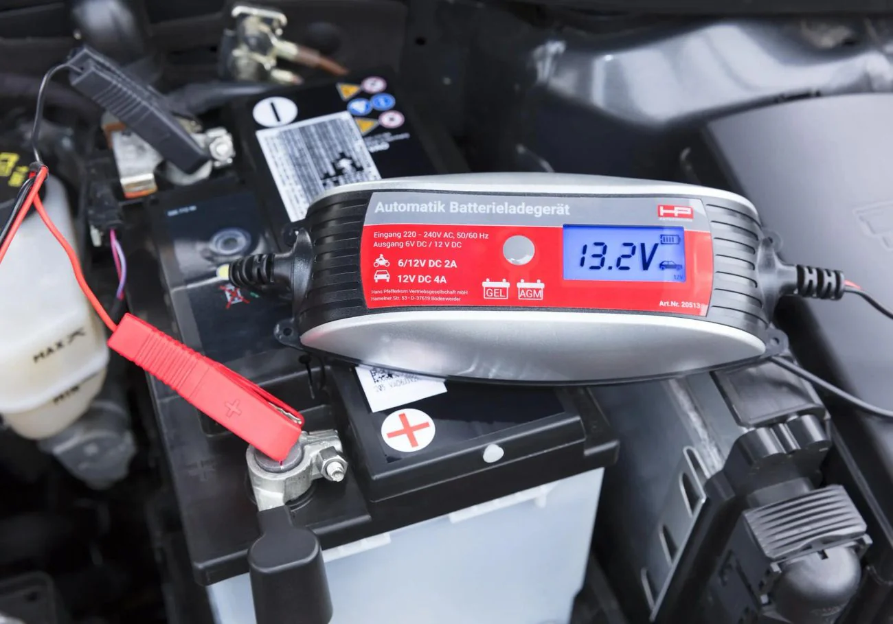 Intelligentes LCD Batterieladegerät für 6/12V Akkus und Batterien - Image 2
